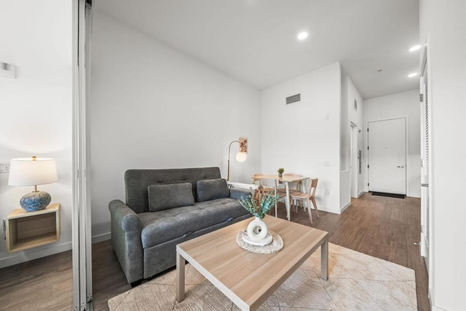 Top-Floor Gem & Heated Pool Walk to Attractions Apartment in Long Beach