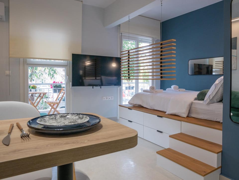 Bed, TV and multimedia, Balcony/Terrace, Photo of the whole room, Dining area, Bedroom