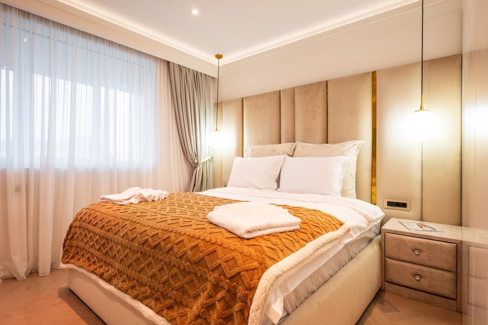 Bed, Bedroom, towels