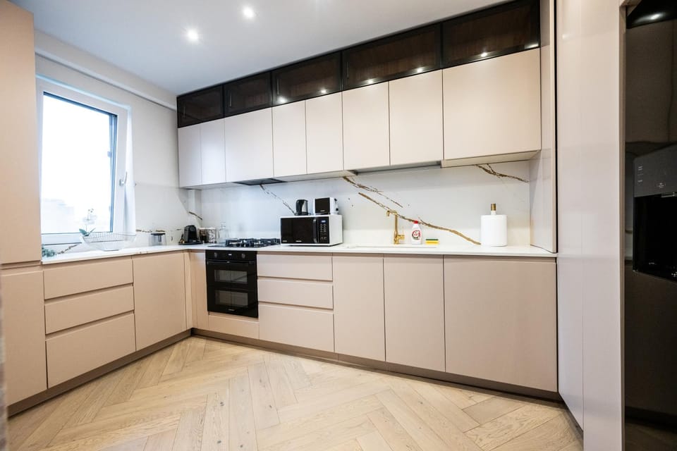 Coffee/tea facilities, Kitchen or kitchenette, dishwasher, oven, stove, toaster