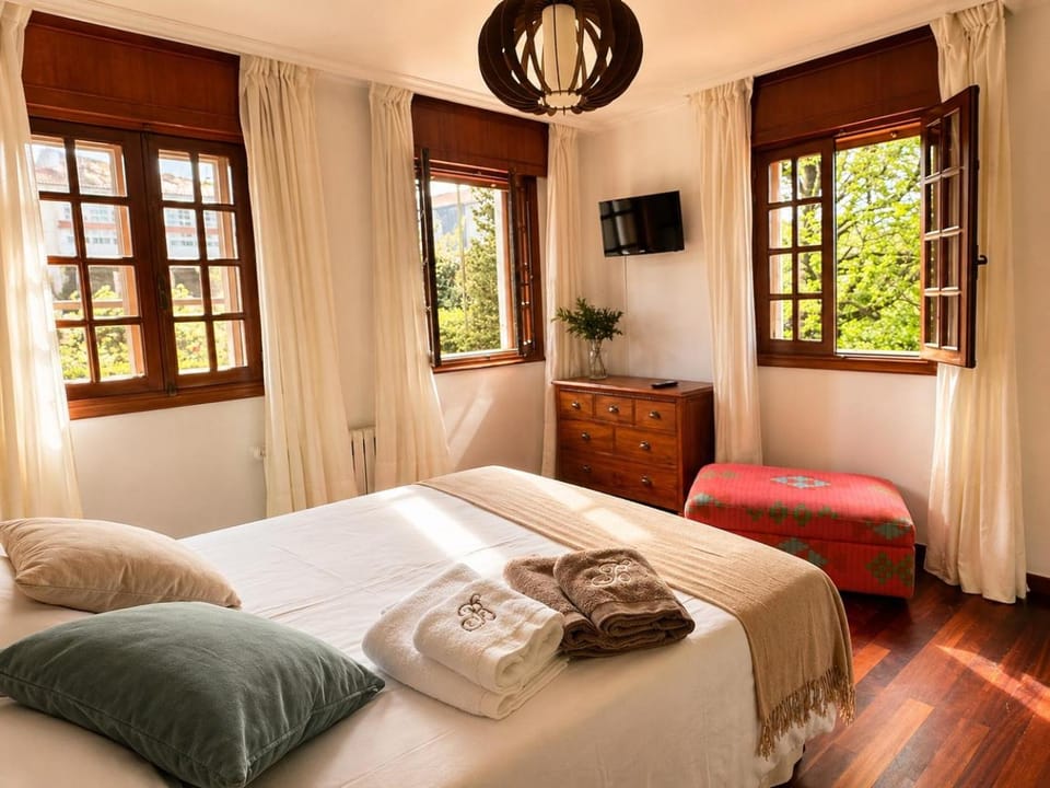 Bed, TV and multimedia, Photo of the whole room, Bedroom, towels