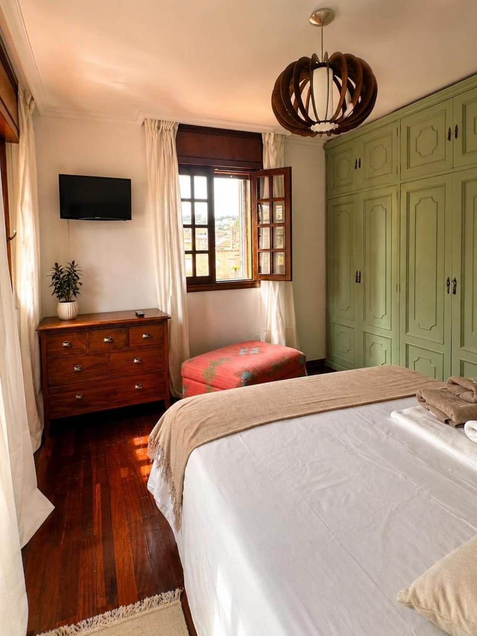 Bed, TV and multimedia, Photo of the whole room, Bedroom, wardrobe