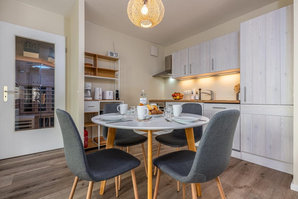 Kitchen or kitchenette, Seating area, Dining area