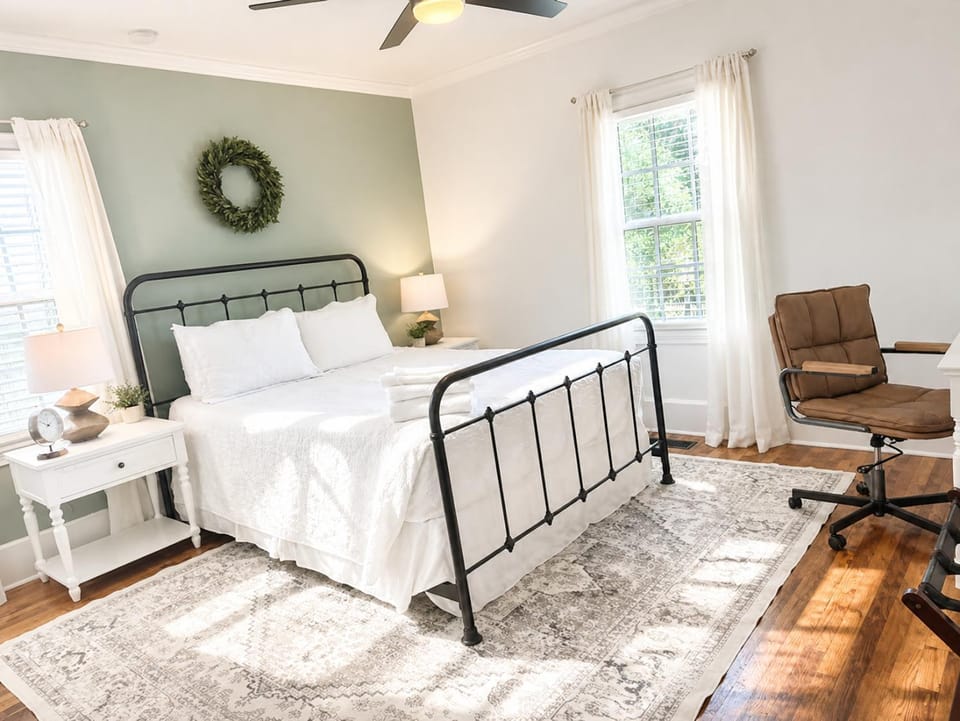Bed, Photo of the whole room, Seating area, Bedroom