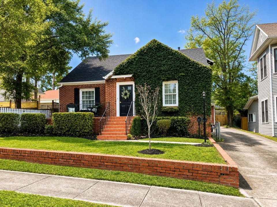 Property building, Facade/entrance, Garden, Parking