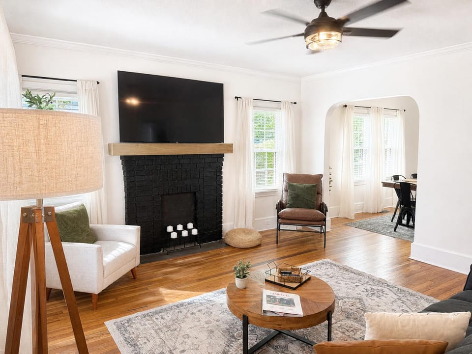 TV and multimedia, Living room, Seating area, Dining area, fireplace