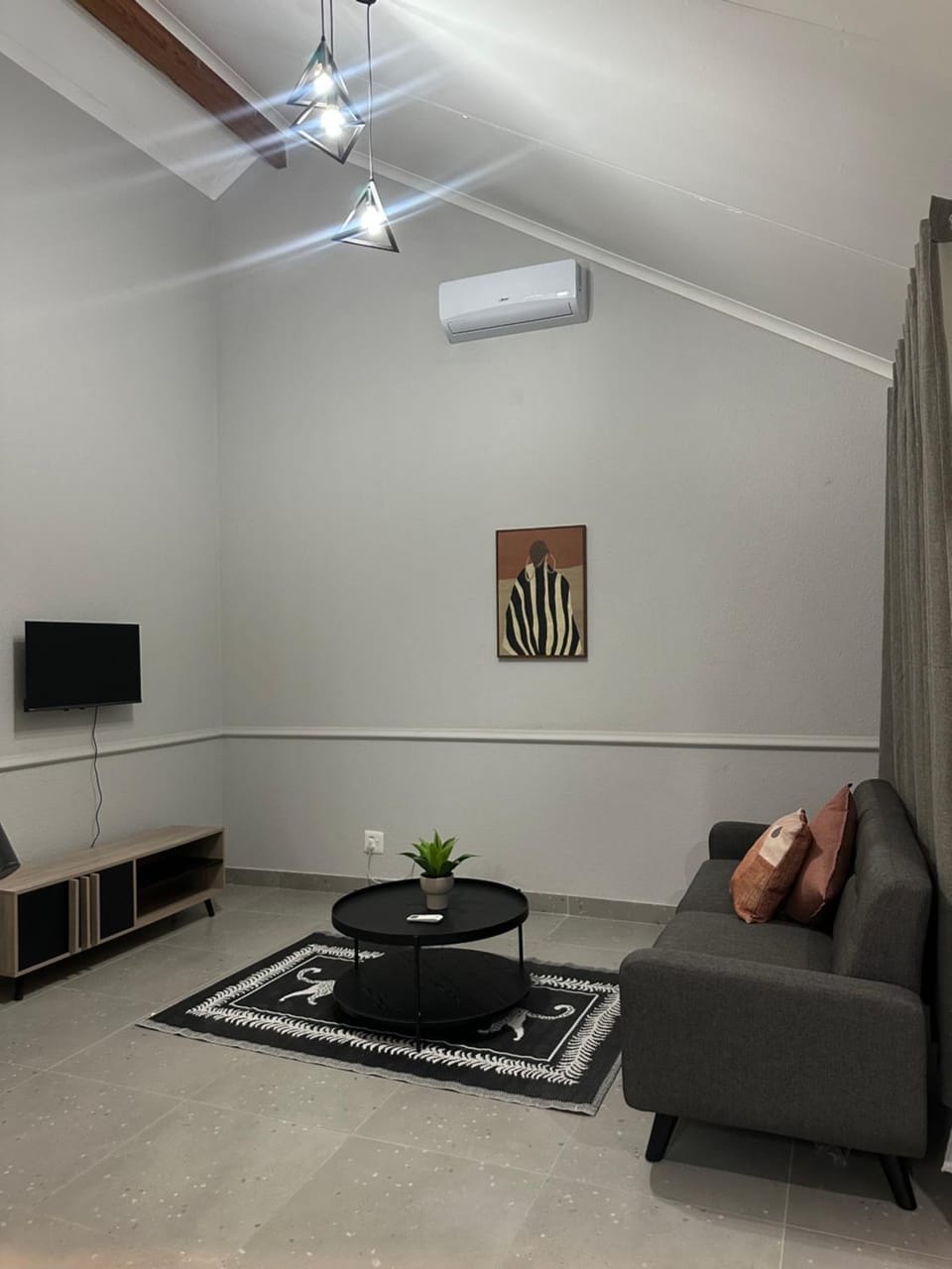 Communal lounge/ TV room, TV and multimedia, Living room, Seating area, air conditioner