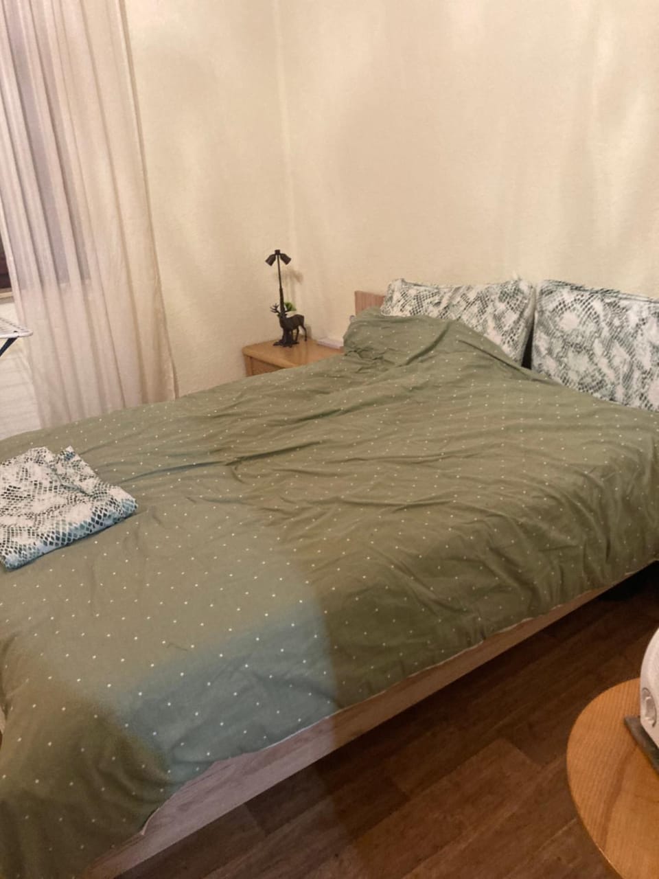 Zimmer 40 m mit Gemeinschaftsbad und Gemeinschaftsküche Internet Essbereich Waschmaschine Spülmaschine Vacation rental in Oberhausen