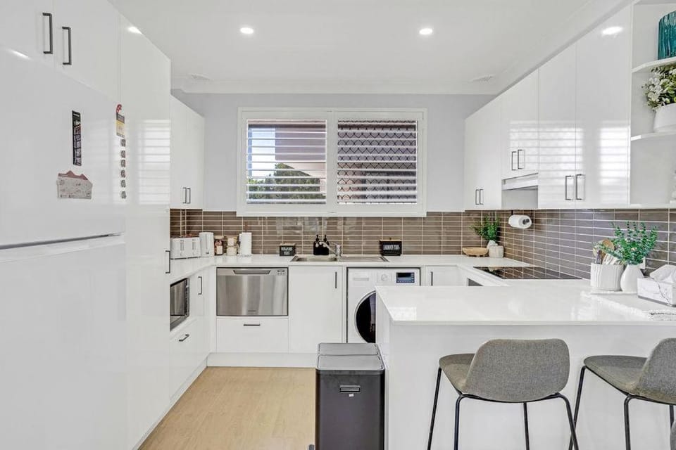 Kitchen or kitchenette, Dining area, dishwasher