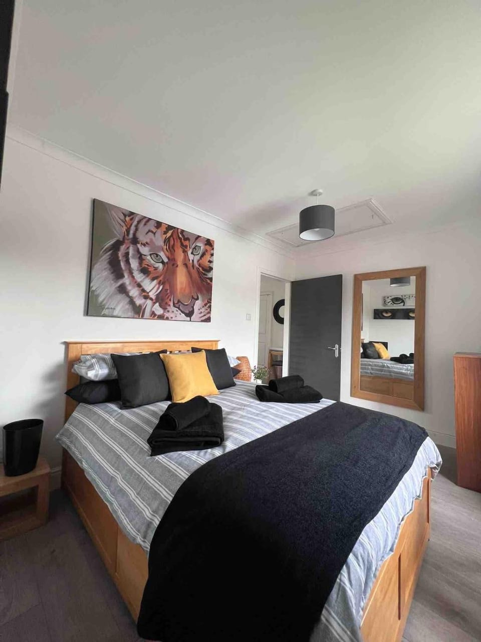 Bed, Photo of the whole room, Bedroom