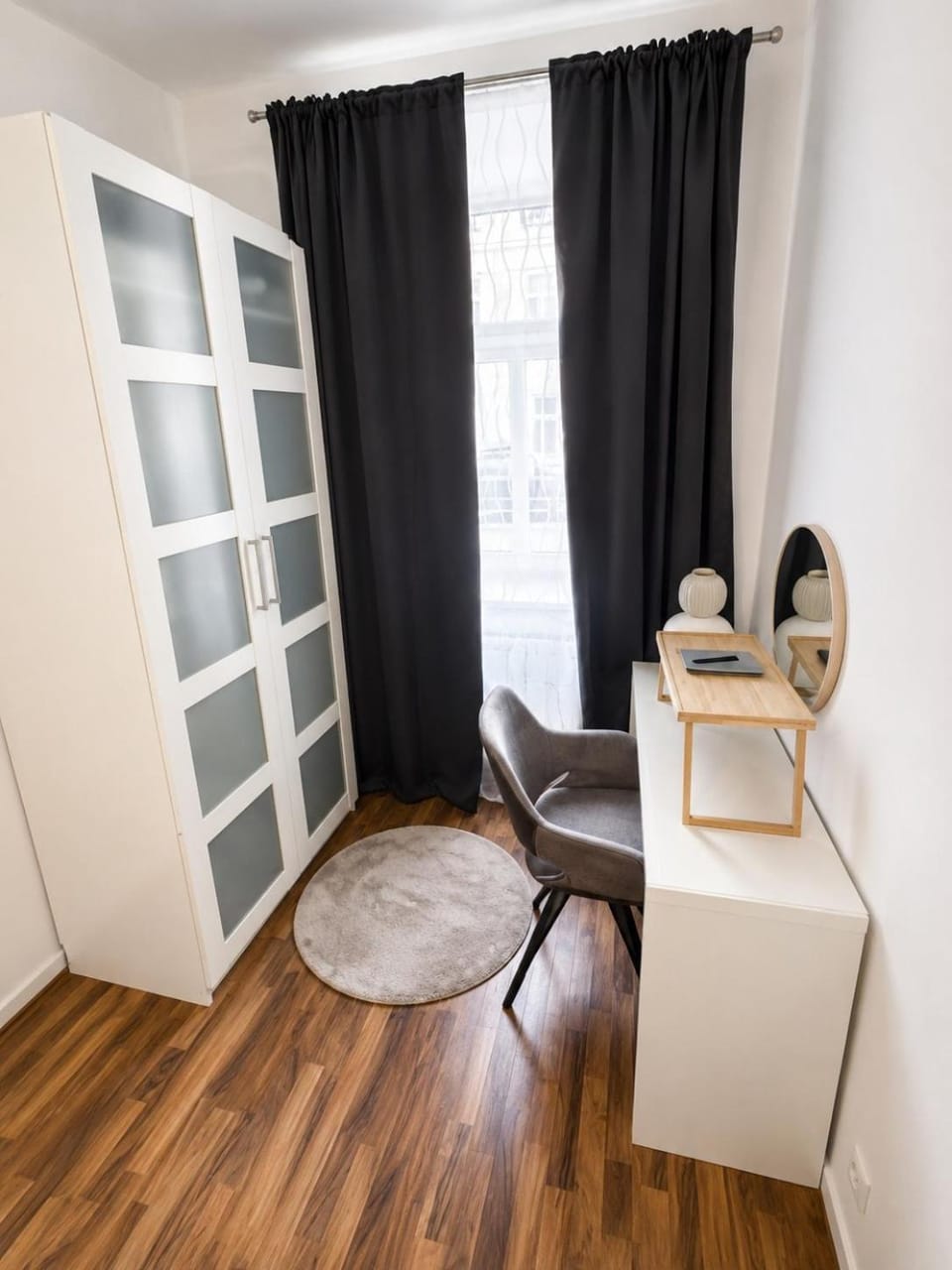 Bed, Living room, Photo of the whole room, Seating area, Bedroom