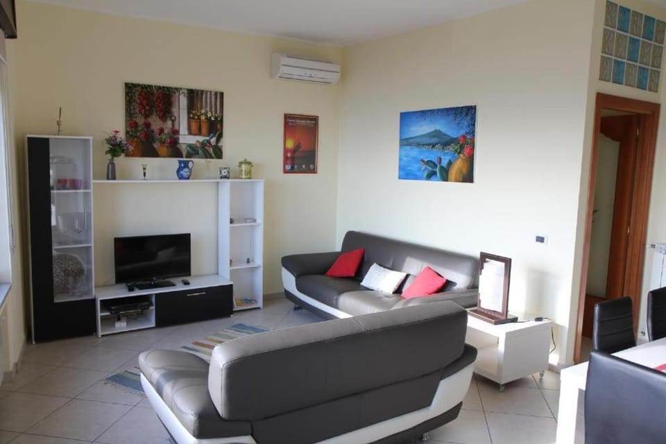Communal lounge/ TV room, TV and multimedia, Living room, Seating area, Evening entertainment, air conditioner
