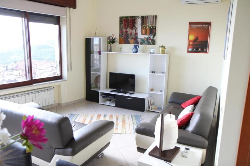 Communal lounge/ TV room, TV and multimedia, Living room, Seating area, Evening entertainment