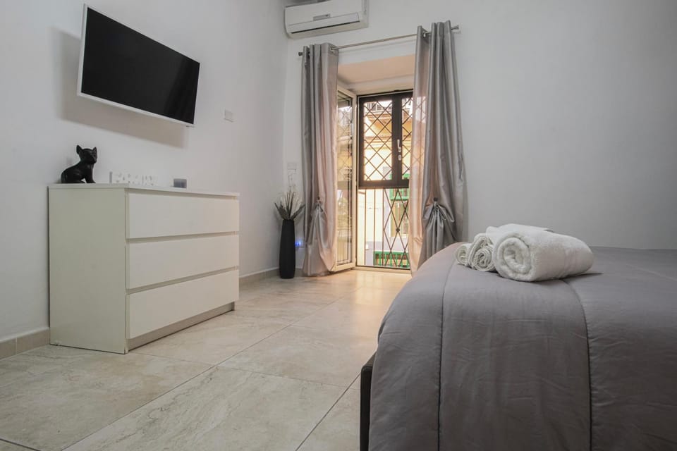 Bed, TV and multimedia, Photo of the whole room, Bedroom, towels, air conditioner