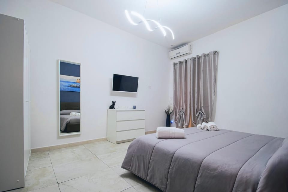 Bed, TV and multimedia, Photo of the whole room, Bedroom