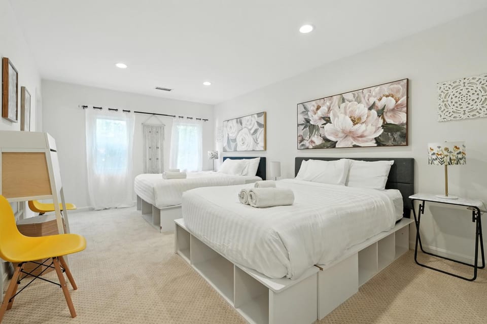 Bed, Photo of the whole room, Bedroom, towels