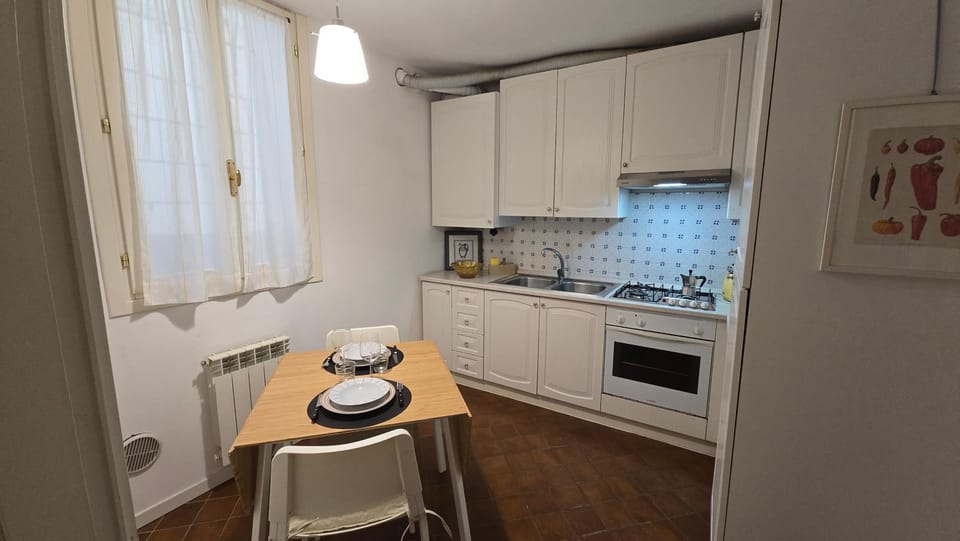 Coffee/tea facilities, Kitchen or kitchenette, Dining area, oven, stove, toaster