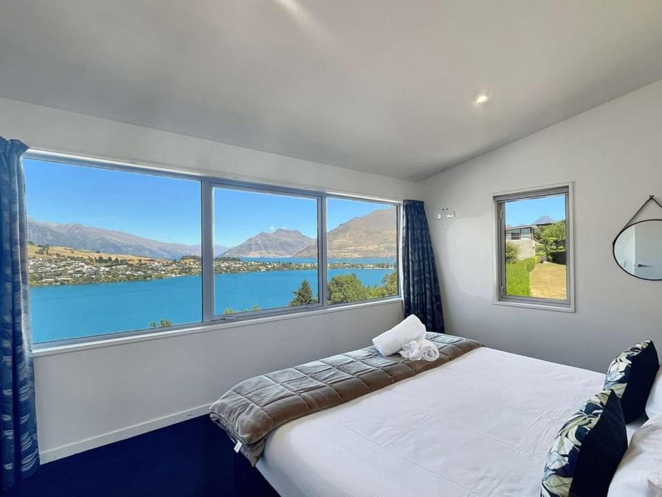 Epic Views and Deck | Spacious Queenstown Home House in Queenstown
