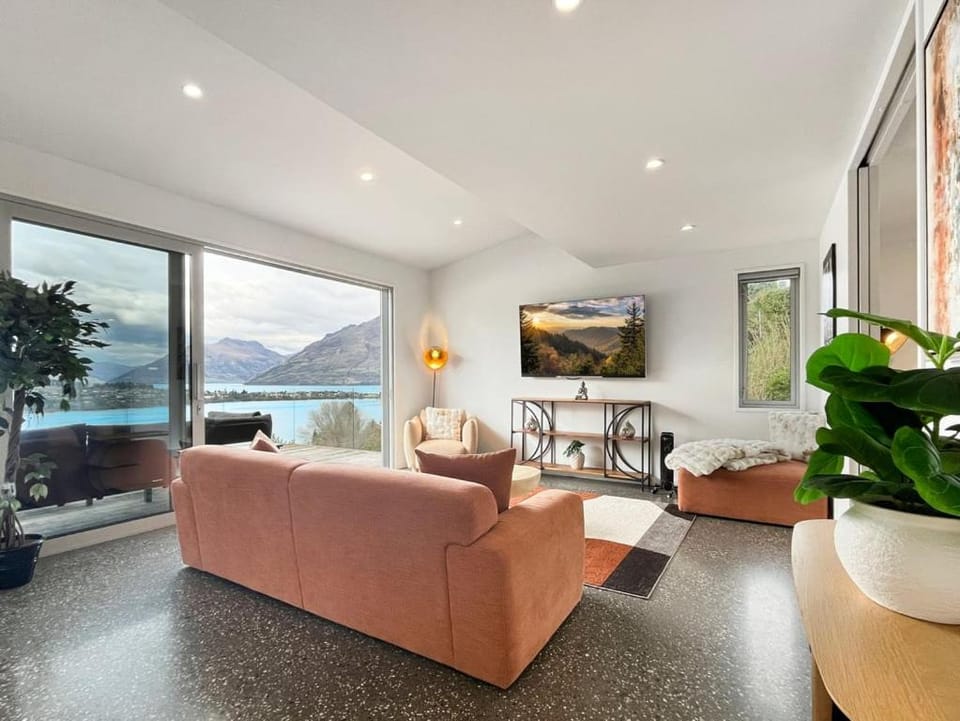 Epic Views and Deck | Spacious Queenstown Home House in Queenstown