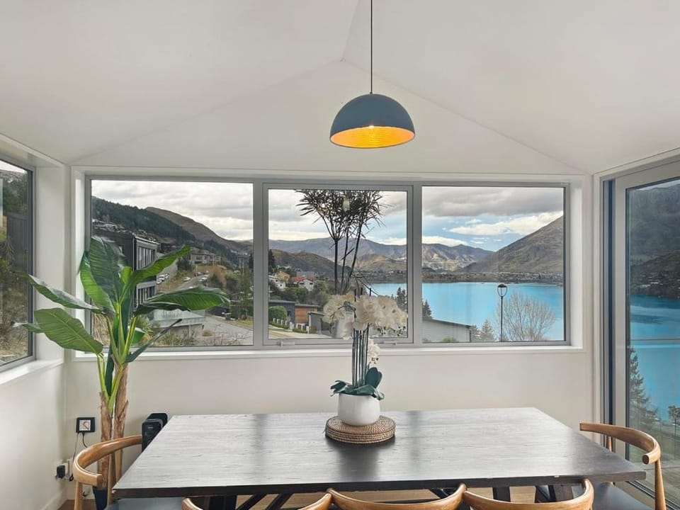 Epic Views and Deck | Spacious Queenstown Home House in Queenstown