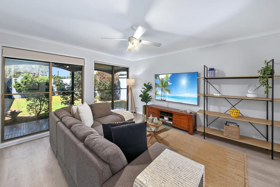 Mooloolaba Waterfront Living - Pool, BBQ House in Sunshine Coast