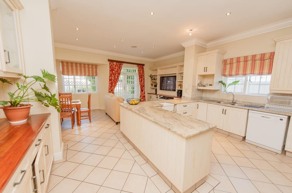 Kitchen or kitchenette, Dining area, dishwasher, minibar, oven, pet friendly, stove