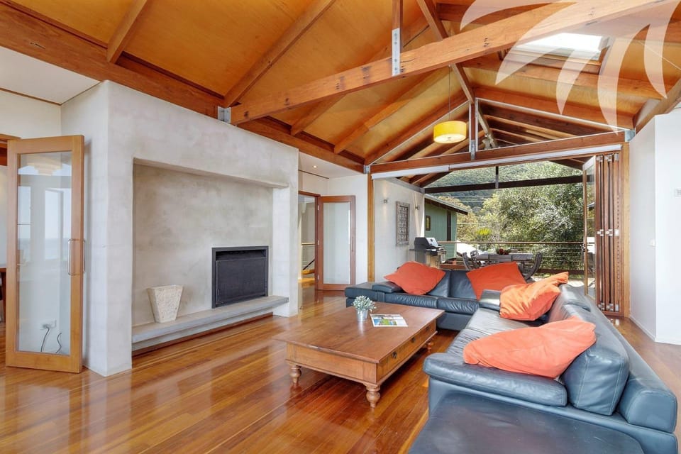 Panorama - Absolute Beachfront House in Newman Avenue