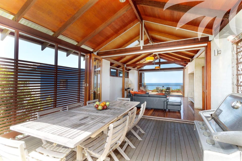 Panorama - Absolute Beachfront House in Newman Avenue