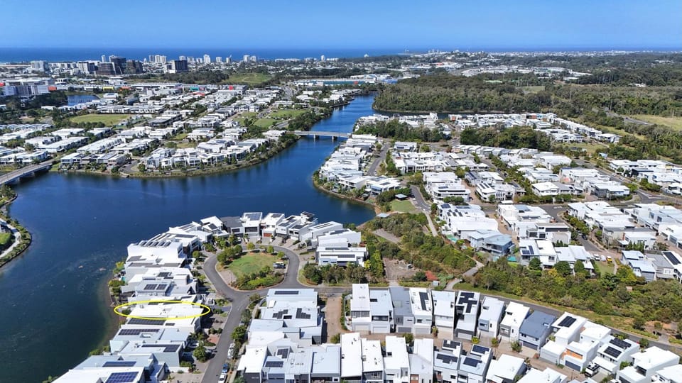 Stunning Maroochy Waterfront Home House in Maroochydore