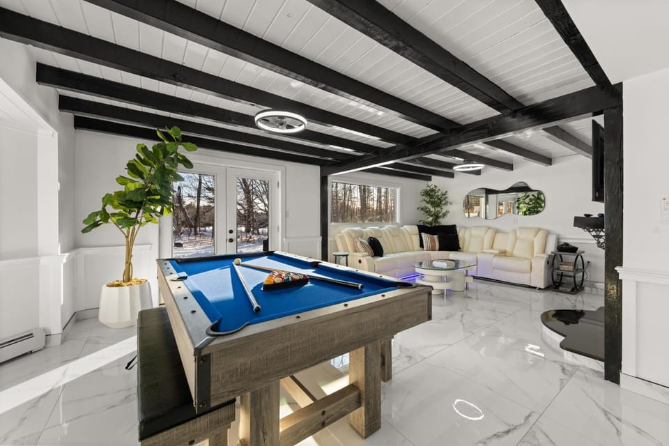 NEW Modern Barrel Getaway HOT TUB & Game Room House in Moultonborough