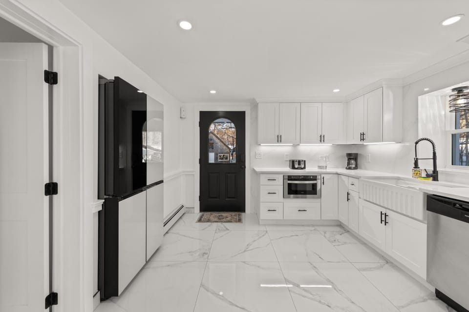 NEW Modern Barrel Getaway HOT TUB & Game Room House in Moultonborough