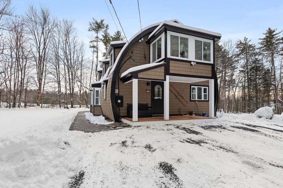 NEW Modern Barrel Getaway HOT TUB & Game Room House in Moultonborough