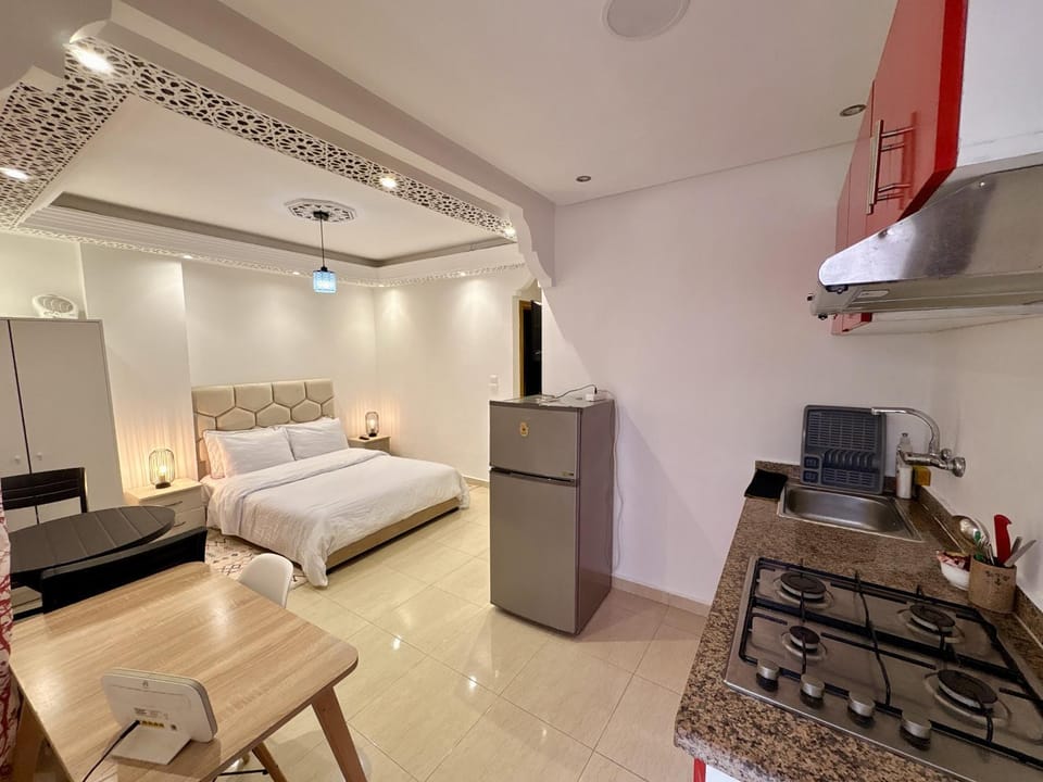 Bed, Kitchen or kitchenette, Photo of the whole room, Seating area, Dining area, Bedroom, stove