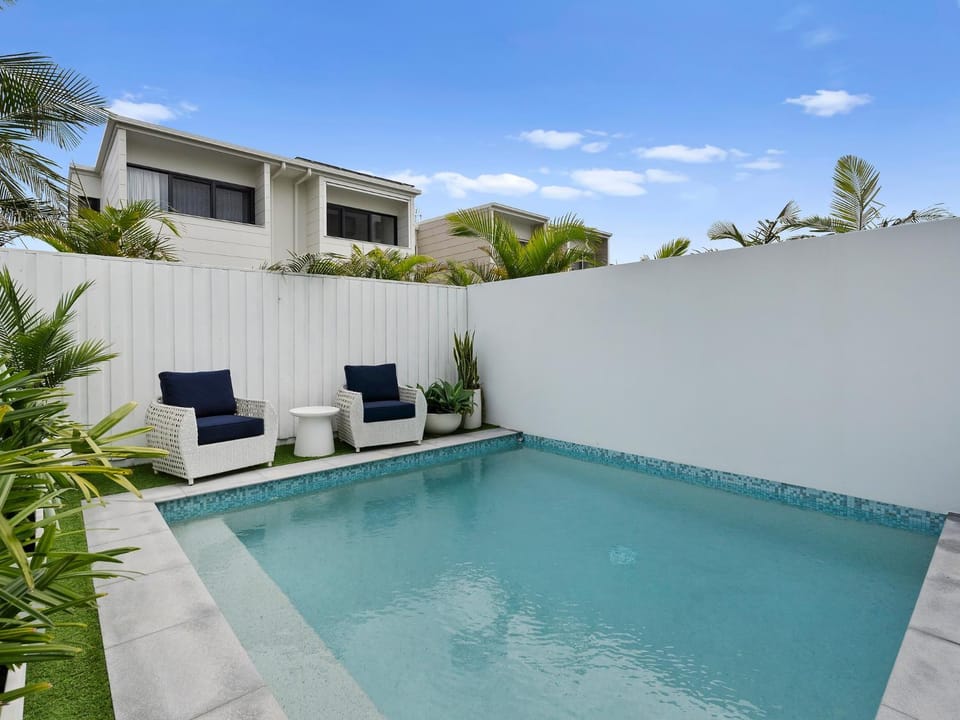 Patio, Swimming pool, sunbed
