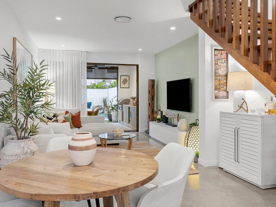 TV and multimedia, Living room, Seating area, Dining area