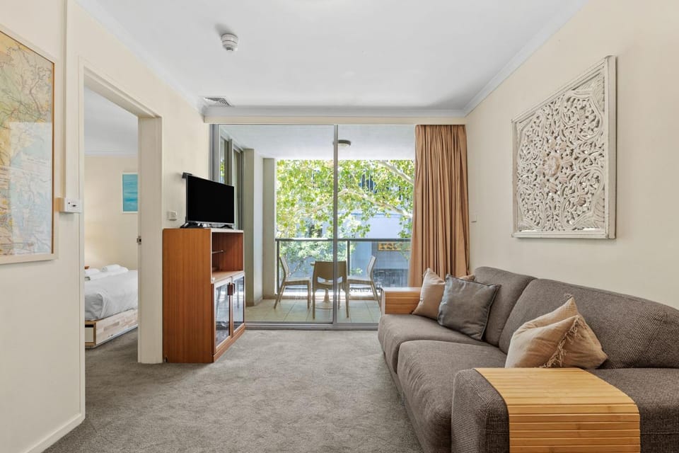 Retro Chippendale Stay - Pool & Gym Access Apartment in Sydney