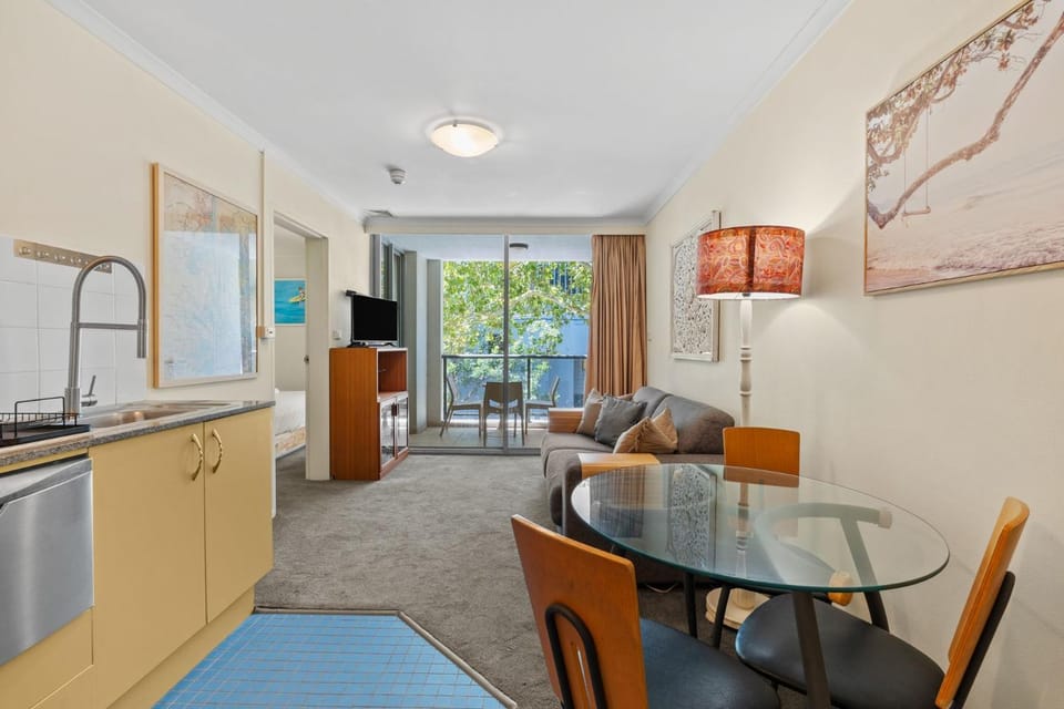 Retro Chippendale Stay - Pool & Gym Access Apartment in Sydney