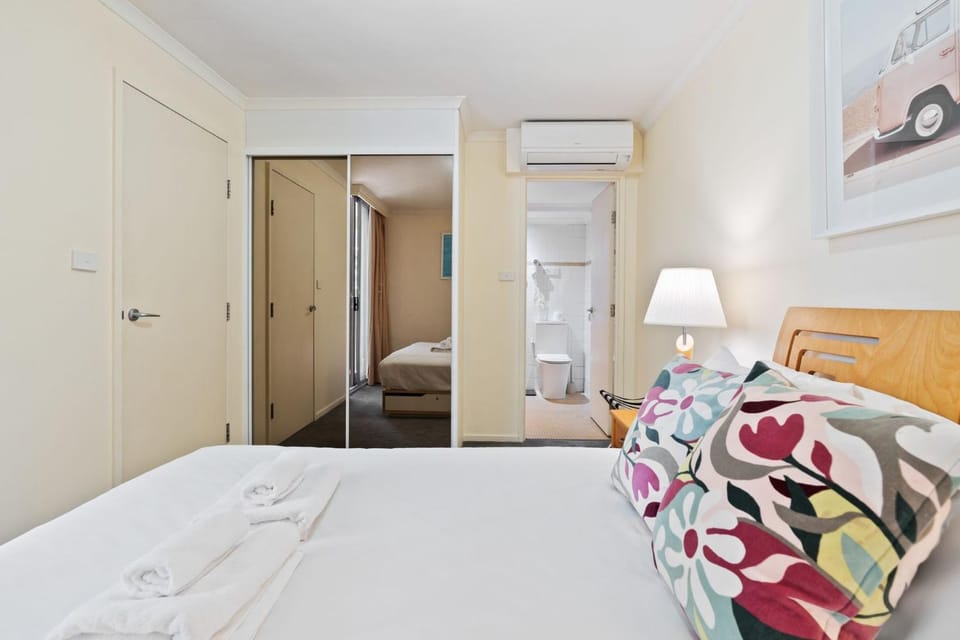 Retro Chippendale Stay - Pool & Gym Access Apartment in Sydney