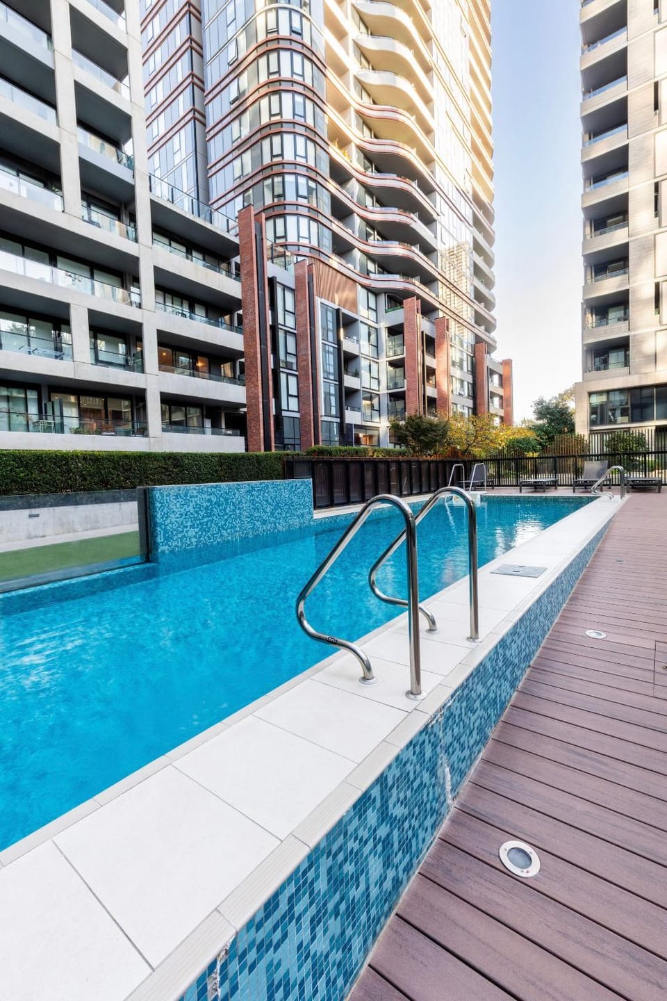 Wellness and Style - 2BR Apartment with Pool, Hot Tub and Gym Apartment in Melbourne