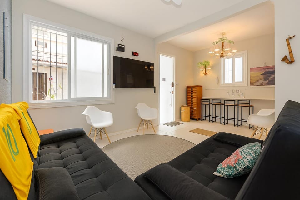 Communal lounge/ TV room, TV and multimedia, View (from property/room), Living room, Decorative detail, Seating area, Street view, internet, pet friendly