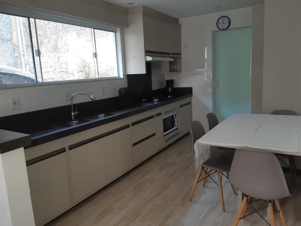 Kitchen or kitchenette, microwave, oven, stove