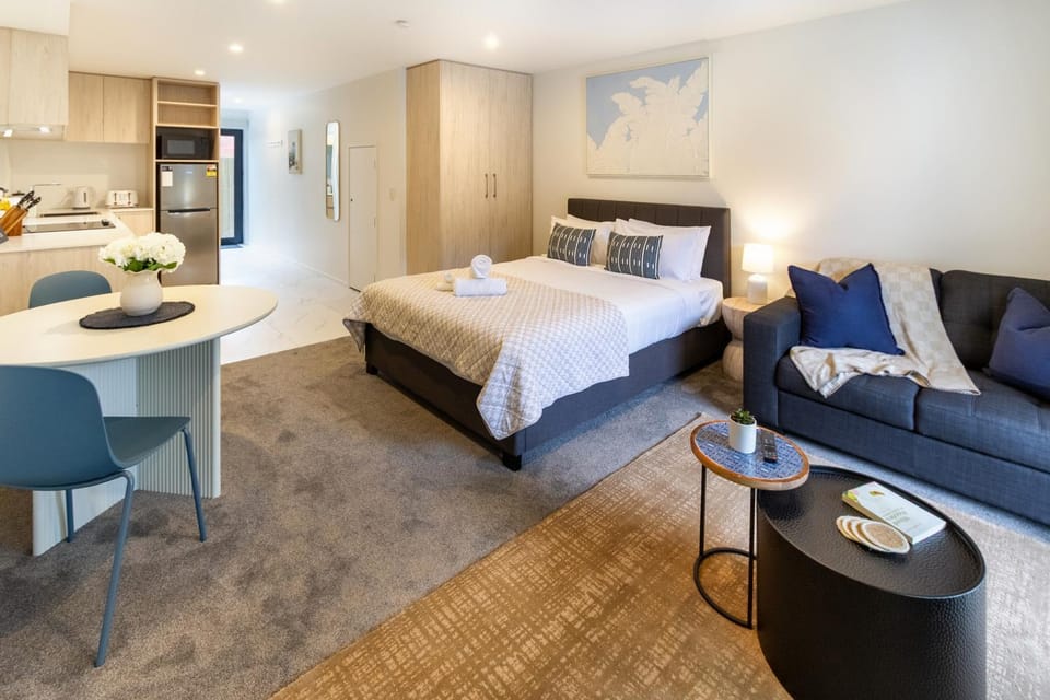 Bed, Living room, Photo of the whole room, Dining area, Bedroom, kitchen
