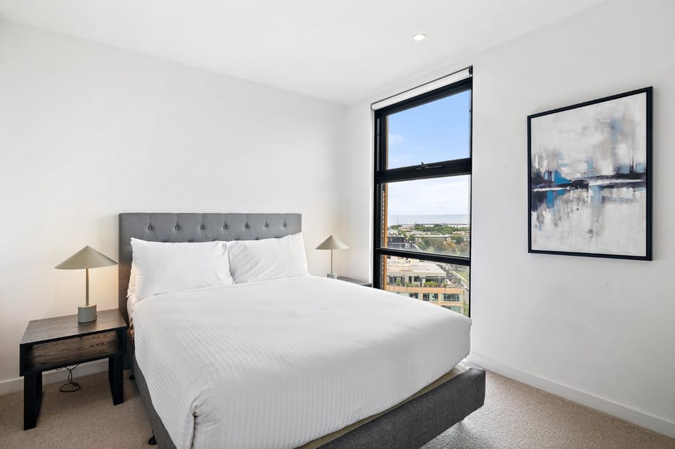 Renovated 2-Bed Apartment with Balcony Apartment in Saint Kilda