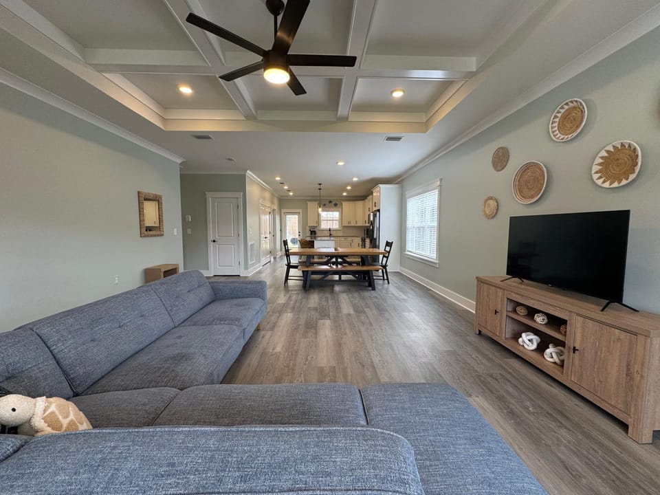 Communal lounge/ TV room, TV and multimedia, Living room, Seating area, Evening entertainment