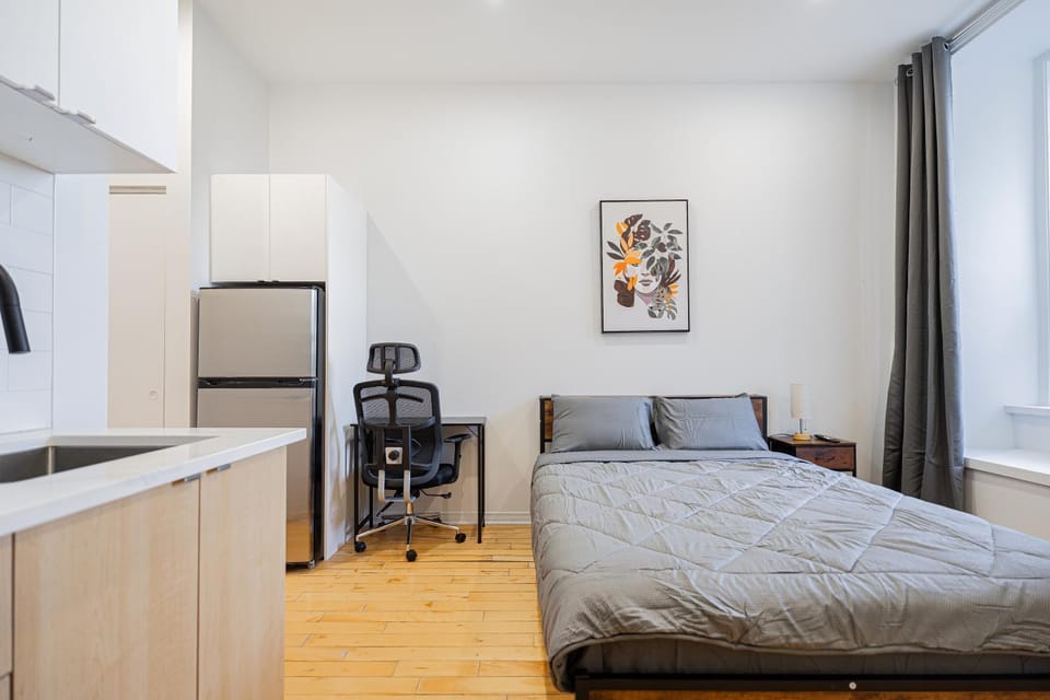 Weekly cozy Studio For 2 Guest With Free parking Apartment in Laval
