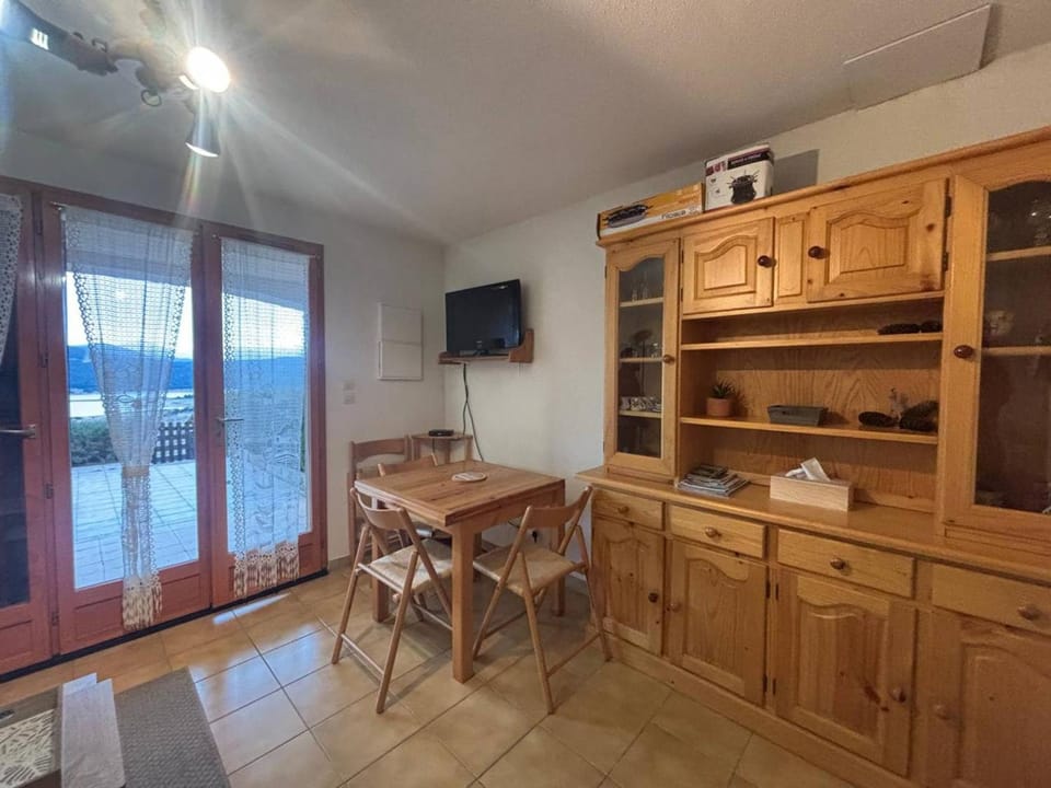 Appartement charmant aux Angles avec terrasse vue lac - FR-1-593-140 Apartment in Catalonia