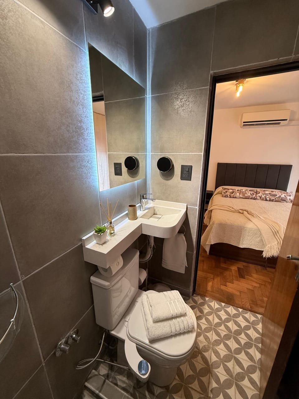 Toilet, Bed, Bathroom, bidet, towels