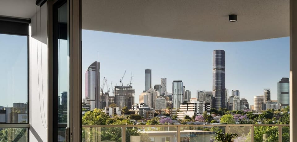 Luxe 2BR with Rooftop Pool and CBD View Apartment in Kangaroo Point