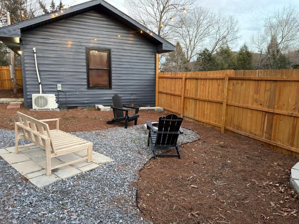 Hot Tub-Fence Backyard-Breakfast-Near Attractions House in Pigeon Forge