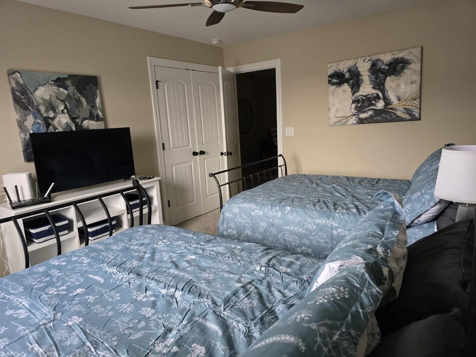 Bed, TV and multimedia, Bedroom